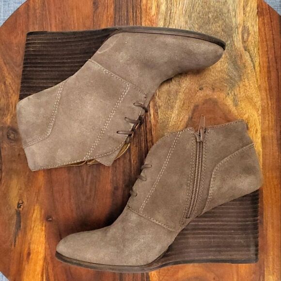 Lucky Brand Shylow Western Wedge Ankle Boot Laces & Side Zip Tan Size 7.5 - Picture 3 of 9